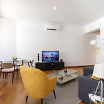 Chiado Stylish Bright Apt With Ac